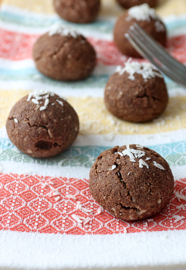 A #keto mixture between coconut macaroons and delicious chocolate cookies. Shared via iqyxmeyx.top/