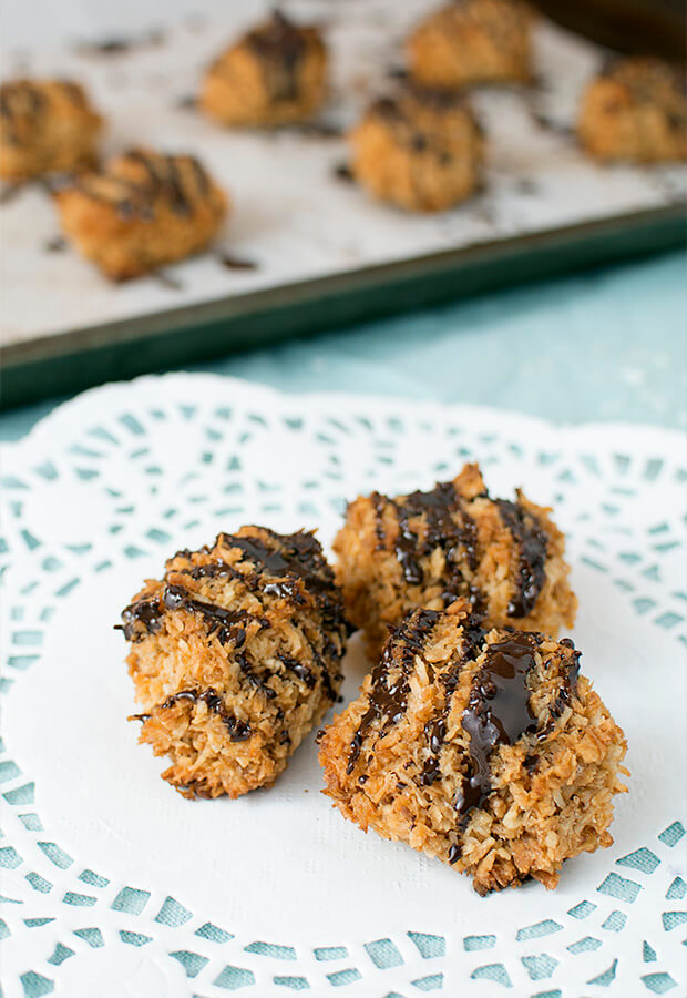 Delectable #keto chocolate covered macaroons for everyone to enjoy for the holidays. Plus, they double as a fat bomb! Shared via //iqyxmeyx.top/
