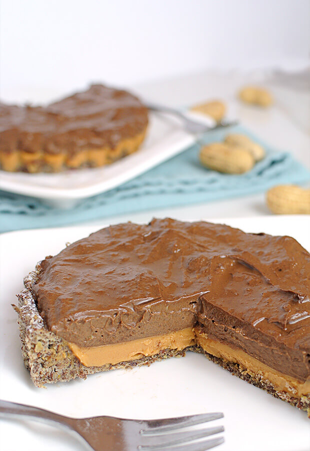 A super simple, decadent keto chocolate & peanut butter tart. Perfect to share with everyone after dinner! Shared via //iqyxmeyx.top/