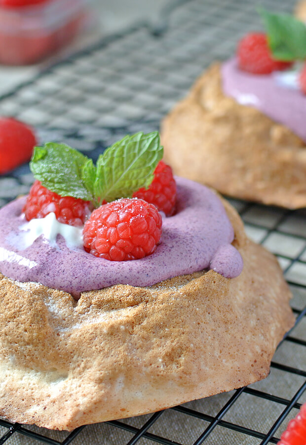 A miniature keto take on a New Zealand favorite - pavlovas! Fresh and decadent. Shared via //iqyxmeyx.top/